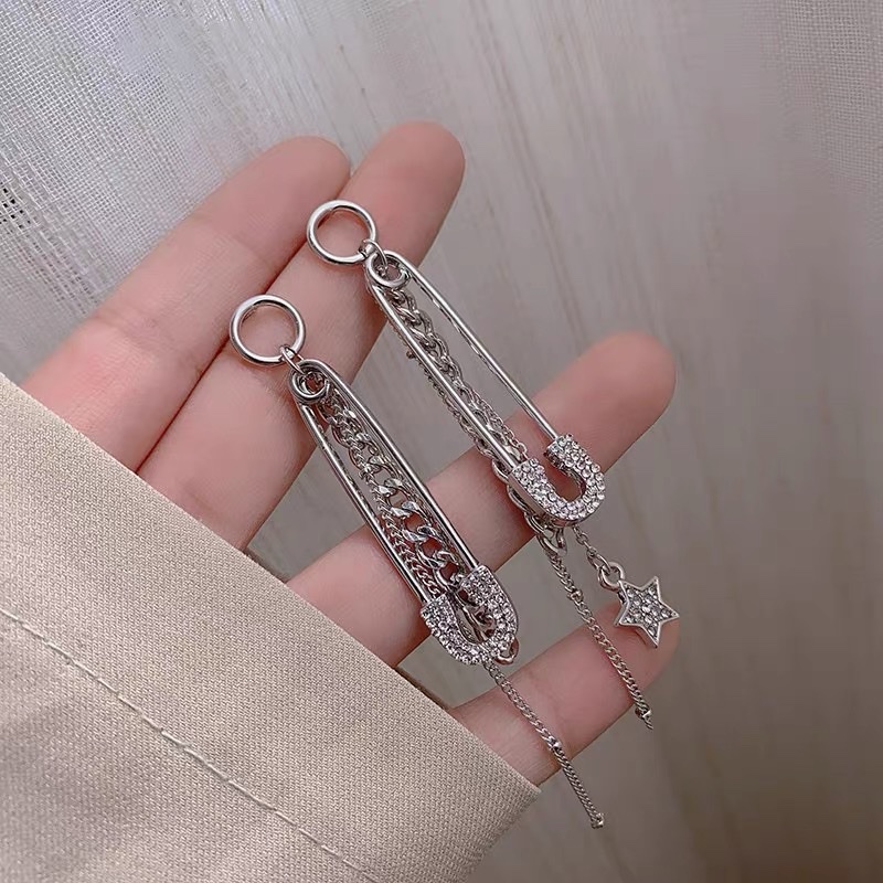 New oversized pin original design exaggerated earrings from major European and American brands Application Scenario