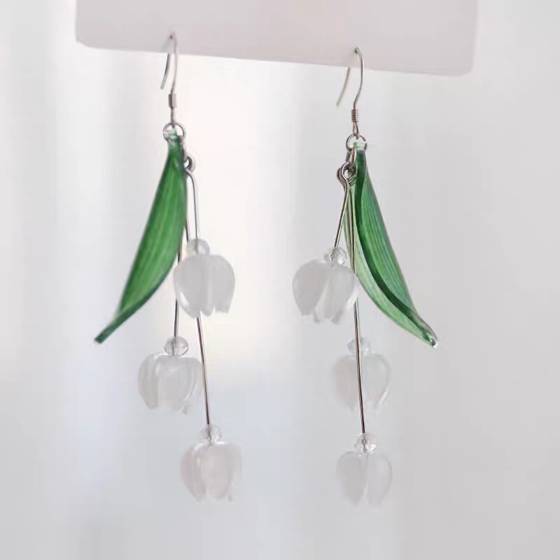 Scented tulip 🌷 flowers connect design with vintage Mori tie earrings