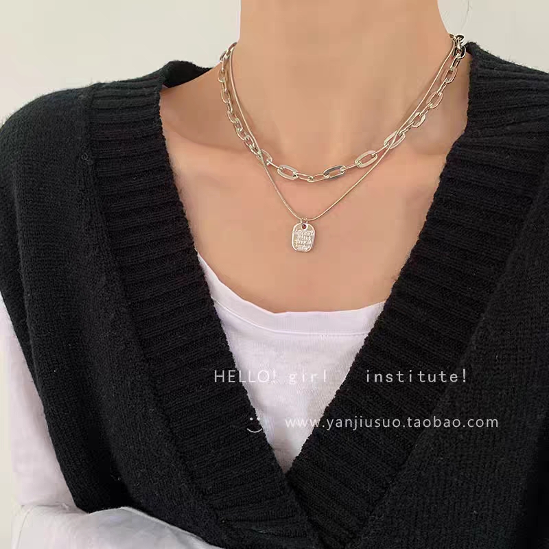 A light luxury and niche necklace for women's summer 2021, featuring an Instagram hip-hop and hot girl design style collarbone chain accessory and neck chain