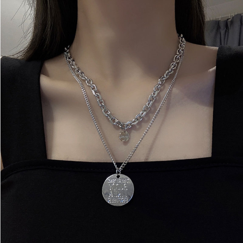 A light luxury and niche design style Instagram hip-hop double-layer necklace, a new versatile accessory for women in summer and a trendy decorative collarbone chain for men