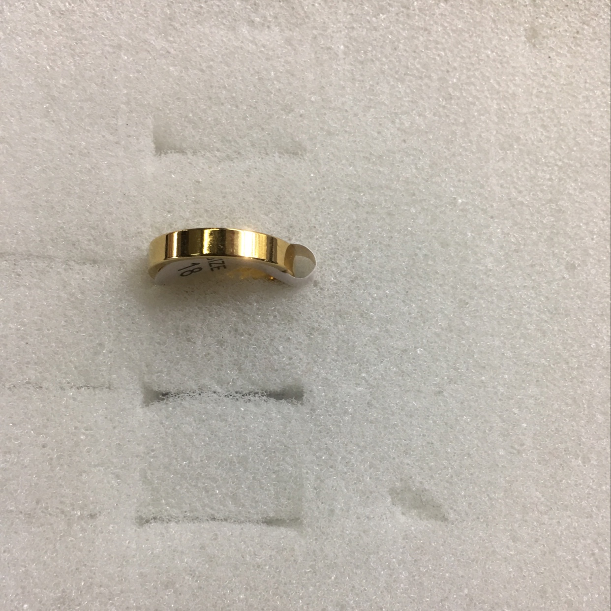 The golden flat smooth plate design style is unique, charming, fashionable, trendy, versatile, slimming and clean accessory Specification image