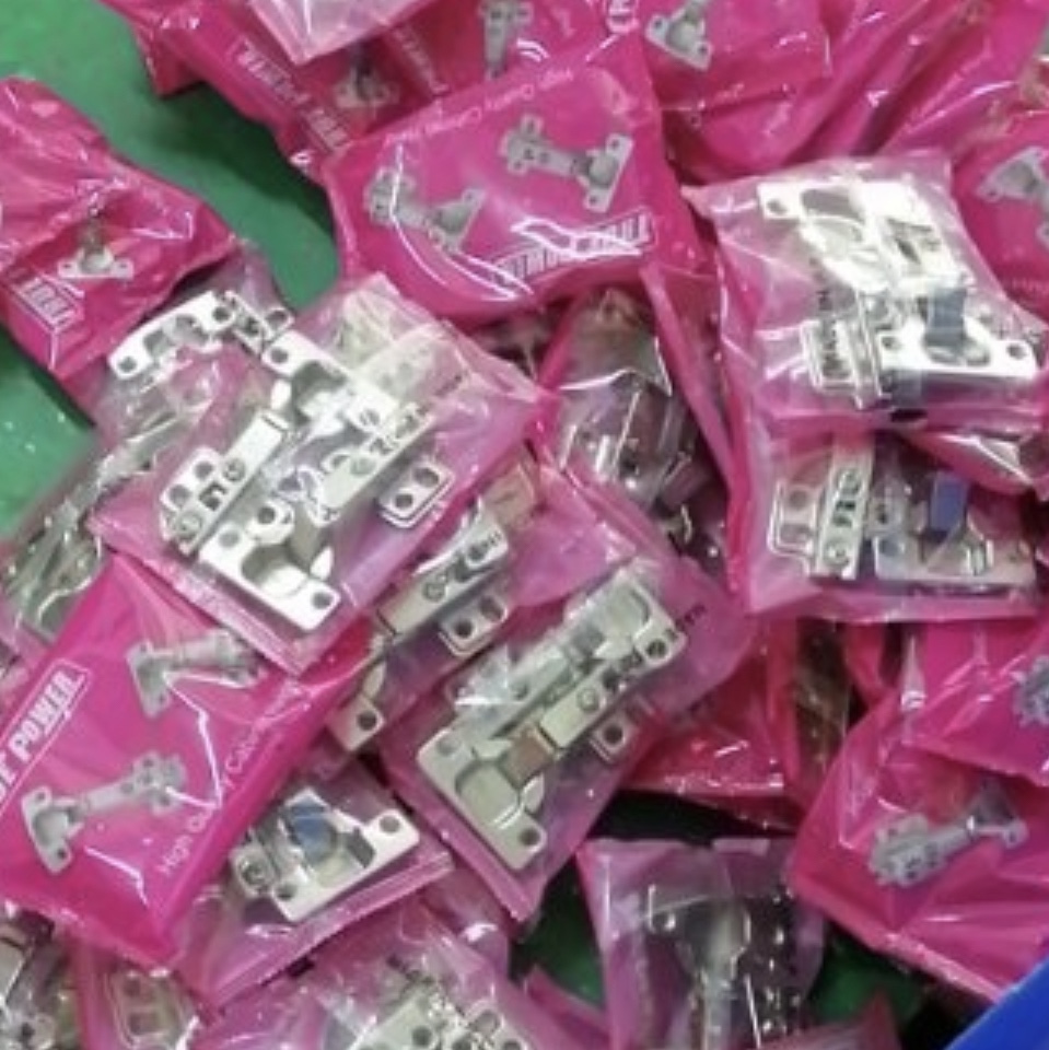 Yiwu quality products, ordinary one-section force hinges, wardrobe window hinges, with screws.