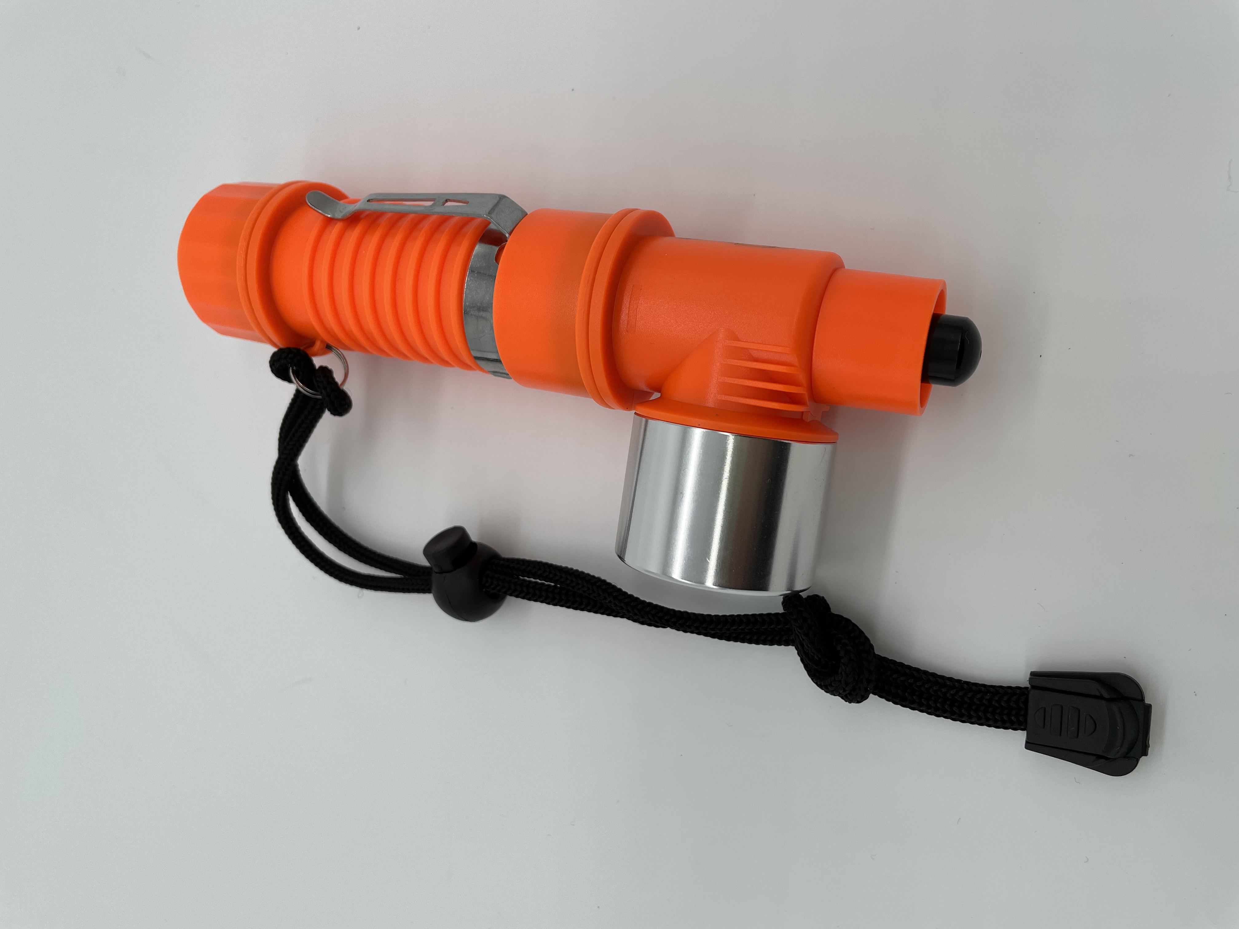 新款歪头潜水手电筒照明18650锂电池带笔扣带尾绳半铝半塑水下照明白底实物图