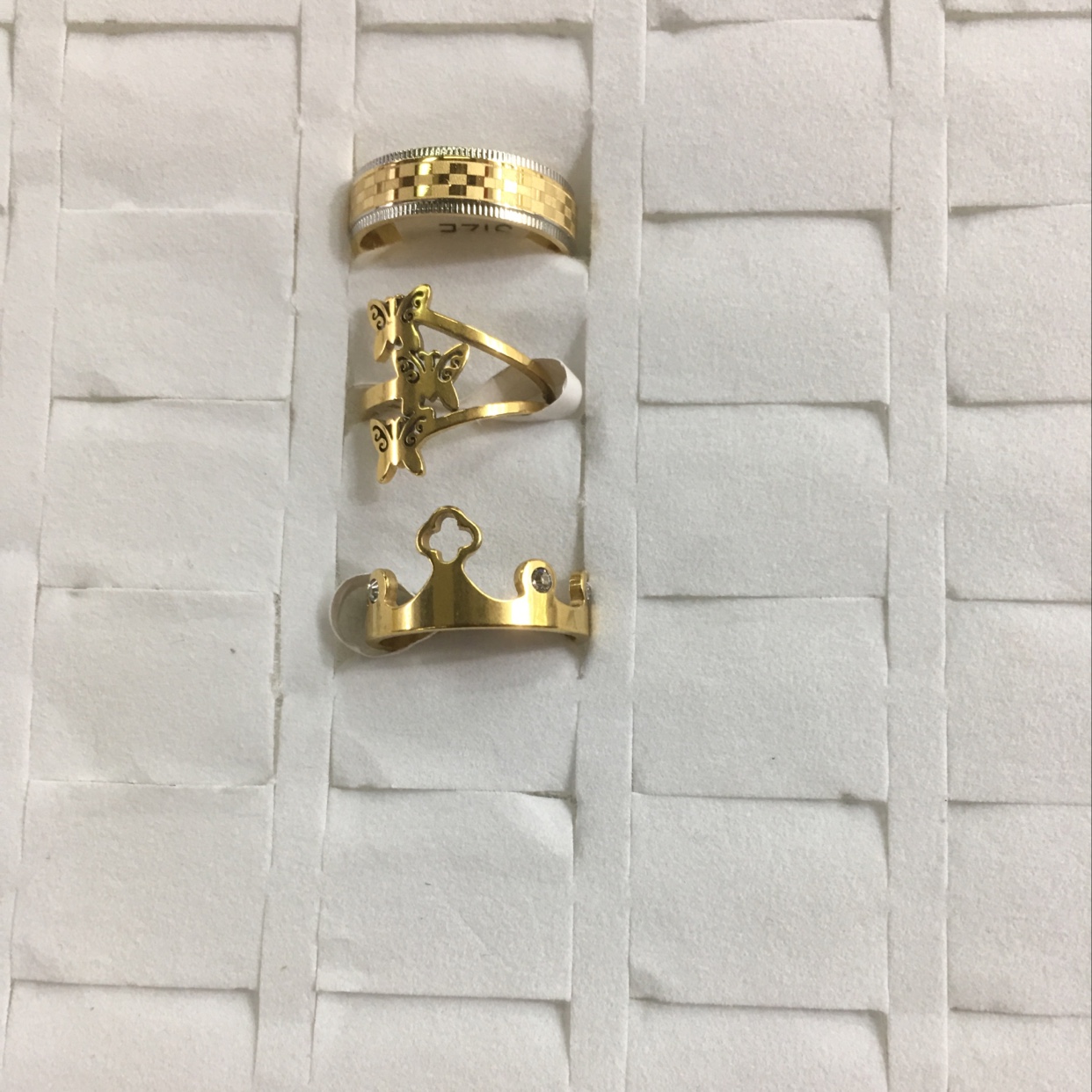 The golden hollowed-out design three-style combination design series is fashionable, trendy and casual details Picture