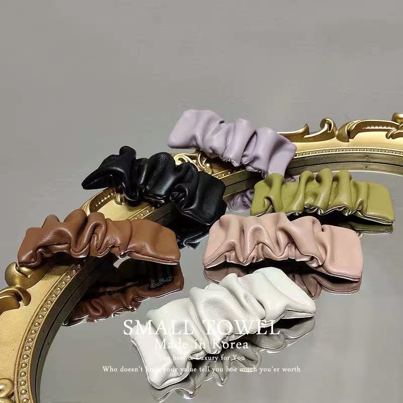 Leather pleated hairpins detail image 1