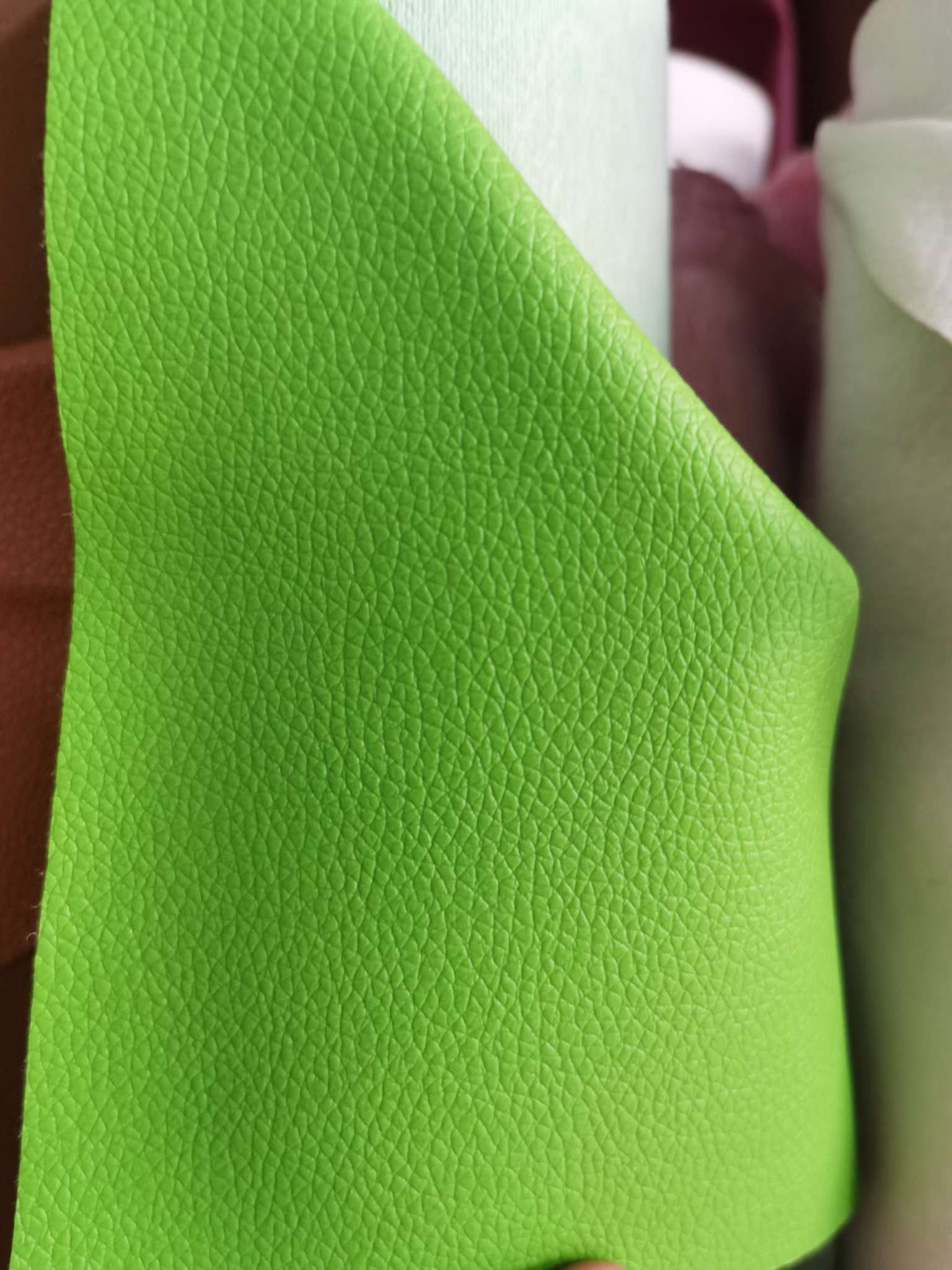 人造革合成革/坐垫革/箱包手袋白底实物图