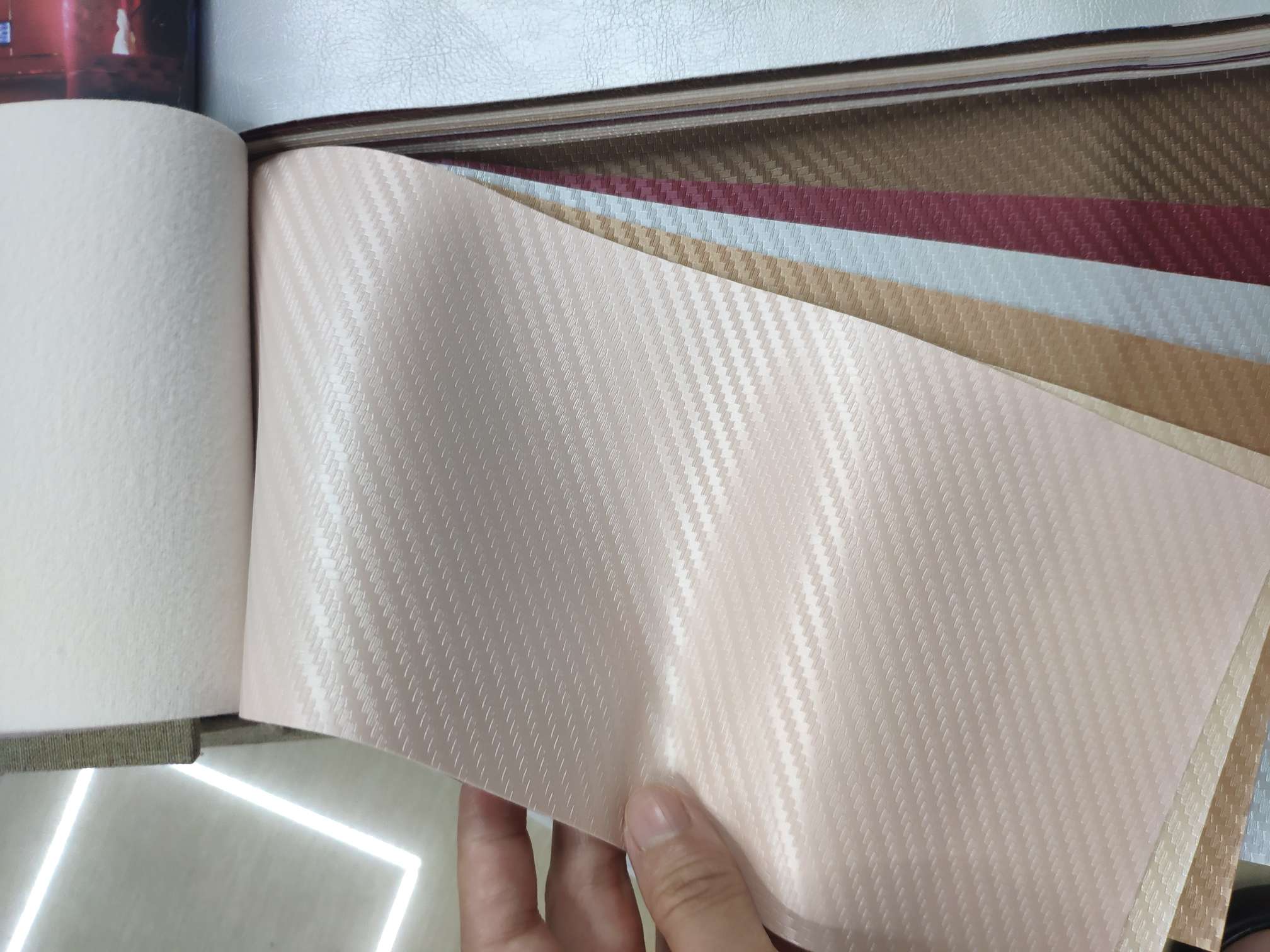 Piel sintética funda suave funda dura puerta móvil piel decorativa pared tejido en stock no. 2 Application Scenario
