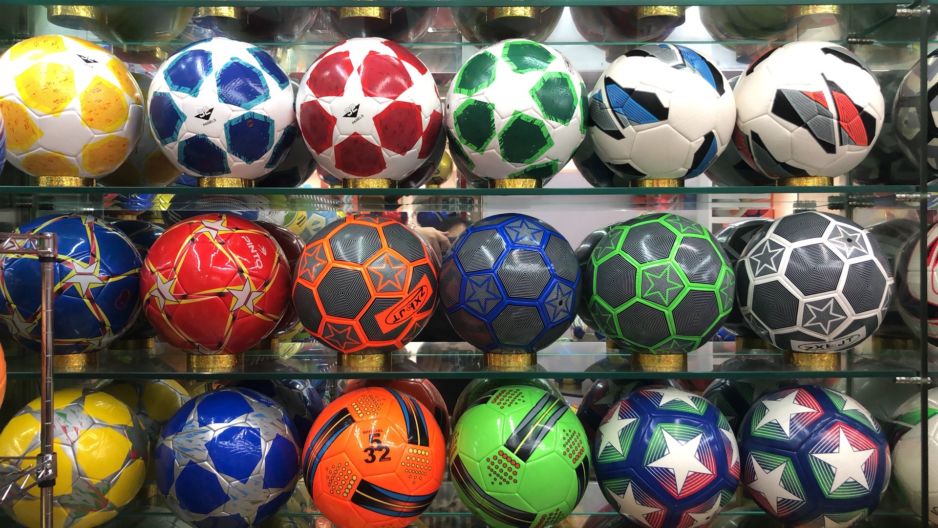 PVC particle material factory direct sales and wholesale, sample processing and customization of footballs are available detail image 3