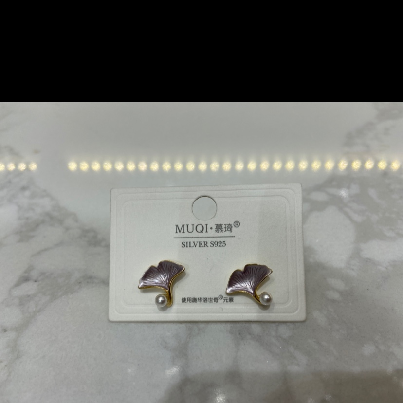 Drip oil on purple leaves Item Picture