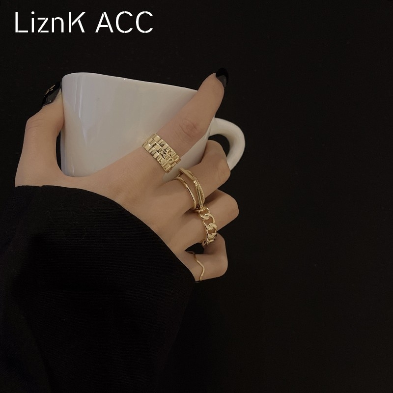 A Japanese-style light luxury five-piece ring set with a niche design for women. It's a trendy Instagram influencer, exuding a sense of sophistication and a cold style, with an open index finger
