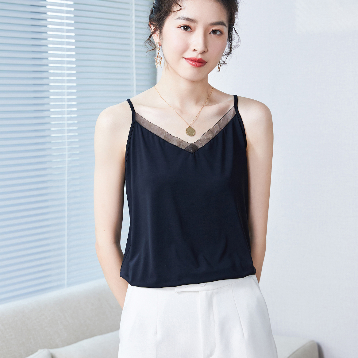 A lace halter vest women's summer suit with a large, satin-designed, niche base layer and a French top. 81