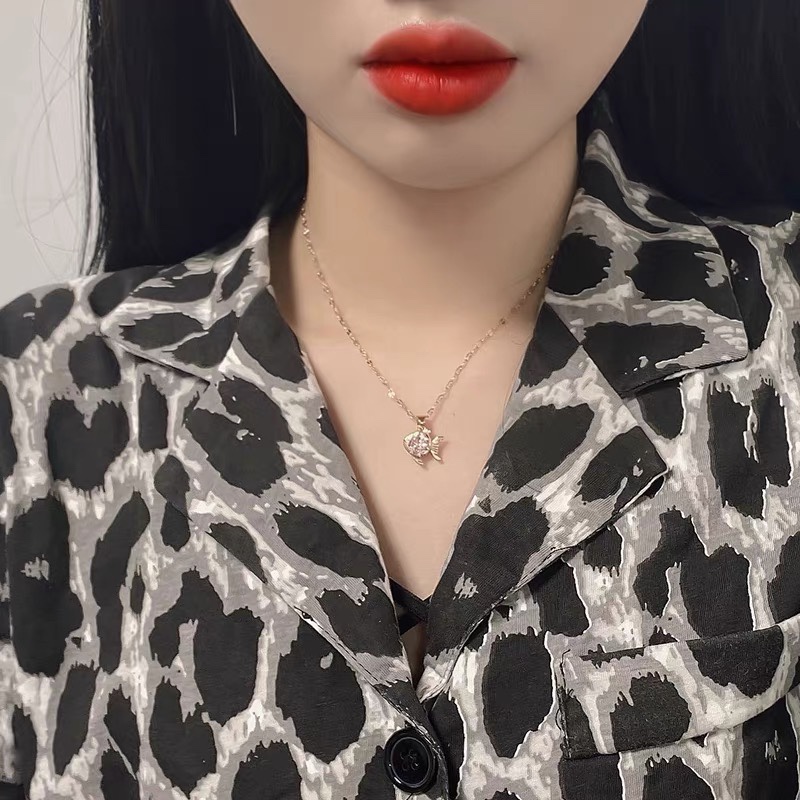Small fish necklace woman lovely new light luxury clavicle chain 20020 new accessories small fresh boudoir jewelry