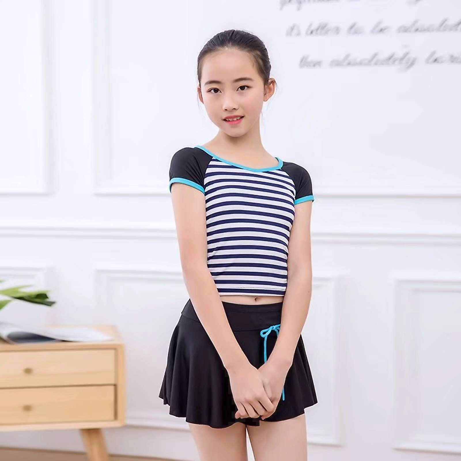 Two-Size Children's Swimsuit Sports Swimsuit With Sleeves Application Scenario