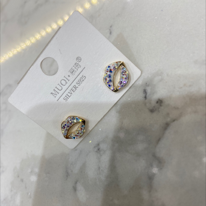 White AB lips Application Scenario