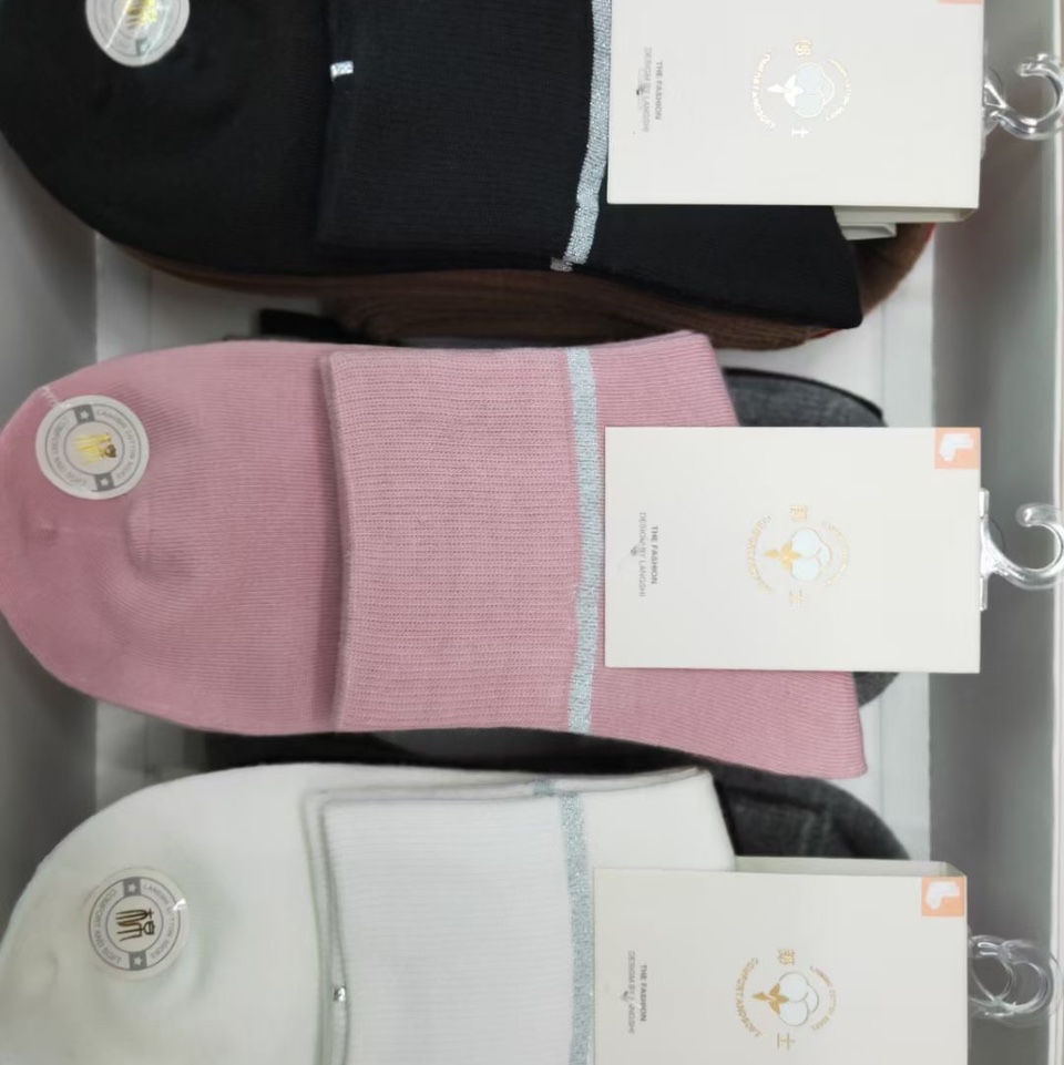 All-cotton women's socks