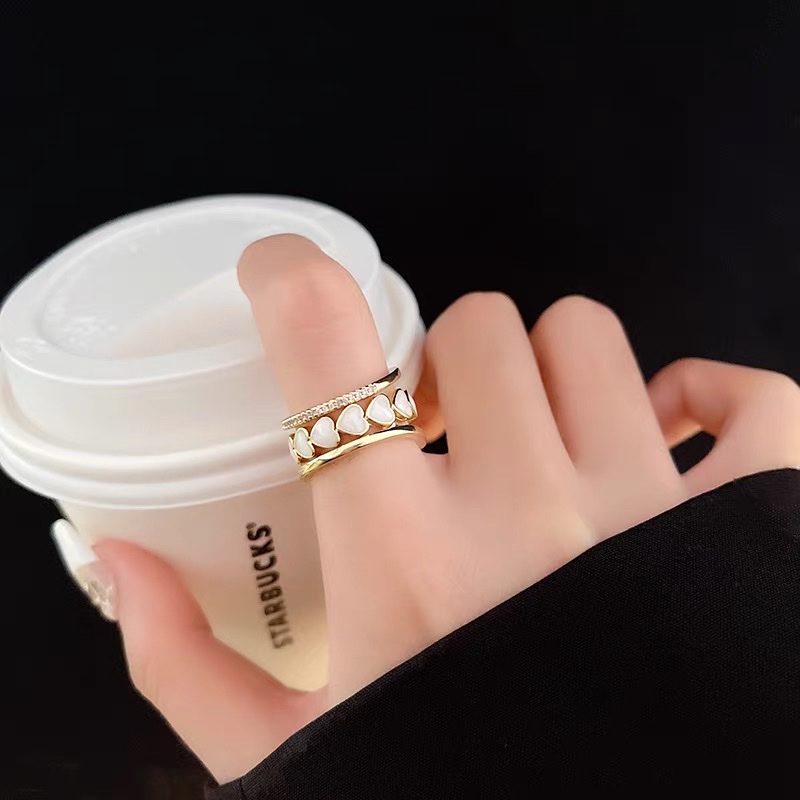 A heartwarming, retro acrylic, fashionable, individual, high-end and niche design ring Item Picture
