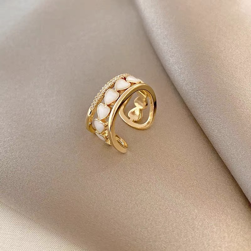 A heartwarming, retro acrylic, fashionable, individual, high-end and niche design ring details Picture
