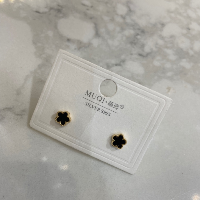 Small flower on board Item Picture