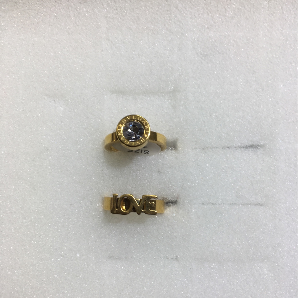 The golden couple set features a simple, fashionable, elegant, versatile, classic and unique charm