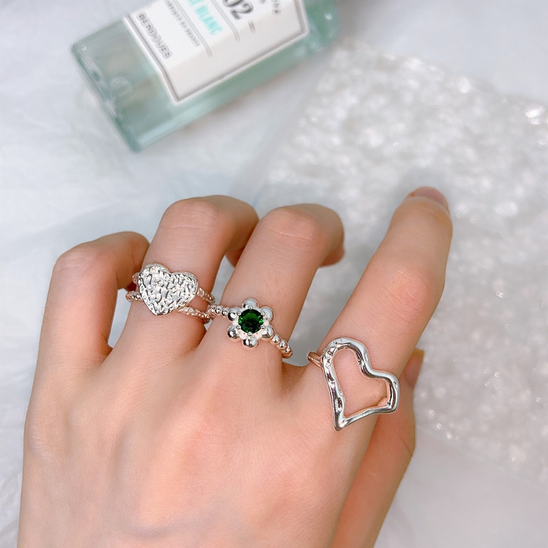 Retro pleated texture, irregular heart, green diamond, flower ring, a cool and feminine style ring trend