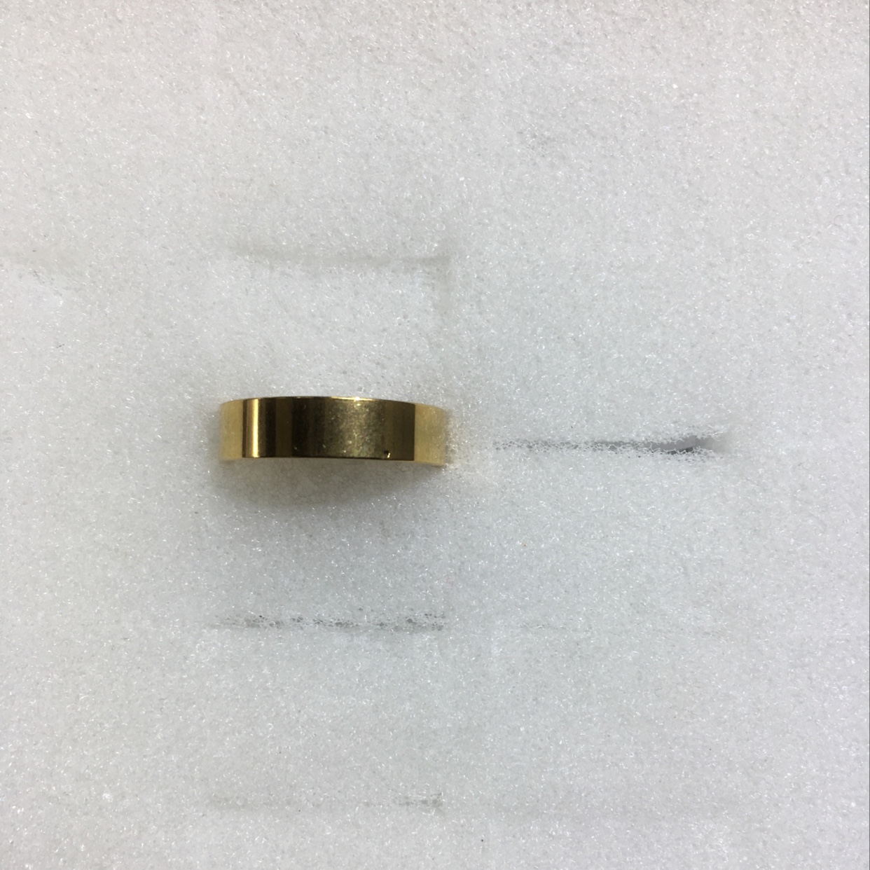 The golden flat smooth plate design style is unique, charming, fashionable, trendy, versatile, slimming and clean accessory details Picture
