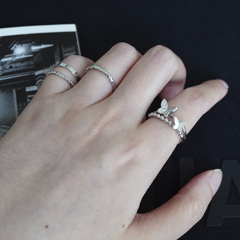 The new four-piece set of large and small butterfly rings on Instagram features a cold and cool style. It is a niche design for women and a trendy accessory