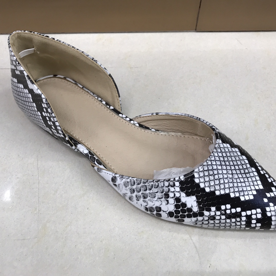 Fashionable women's shoes with pointed snake patterns