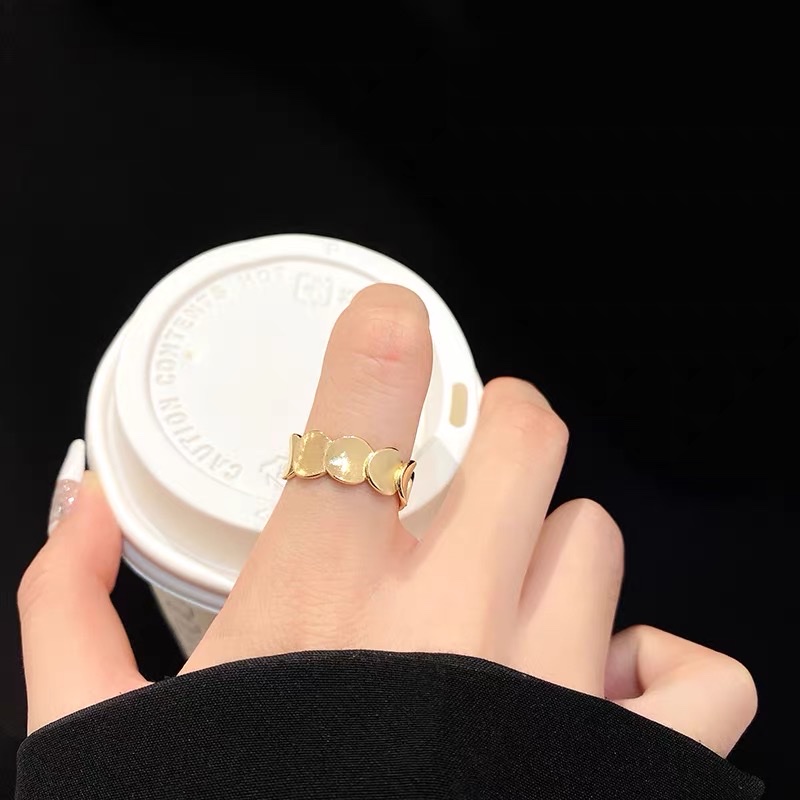 A retro ring from a high-end European and American brand with a metallic circular combination piece Item Picture
