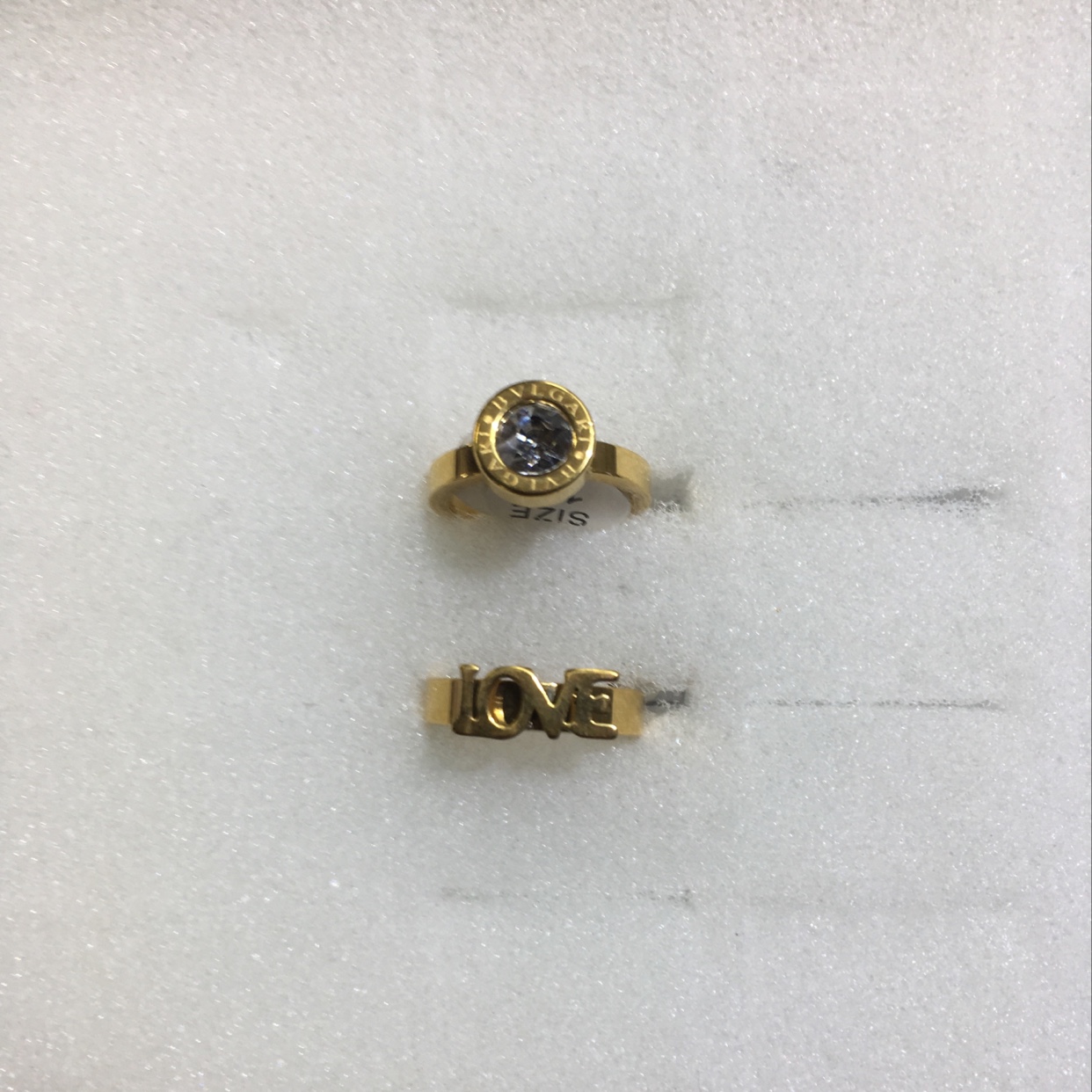 The golden couple set features a simple, fashionable, elegant, versatile, classic and unique charm details Picture
