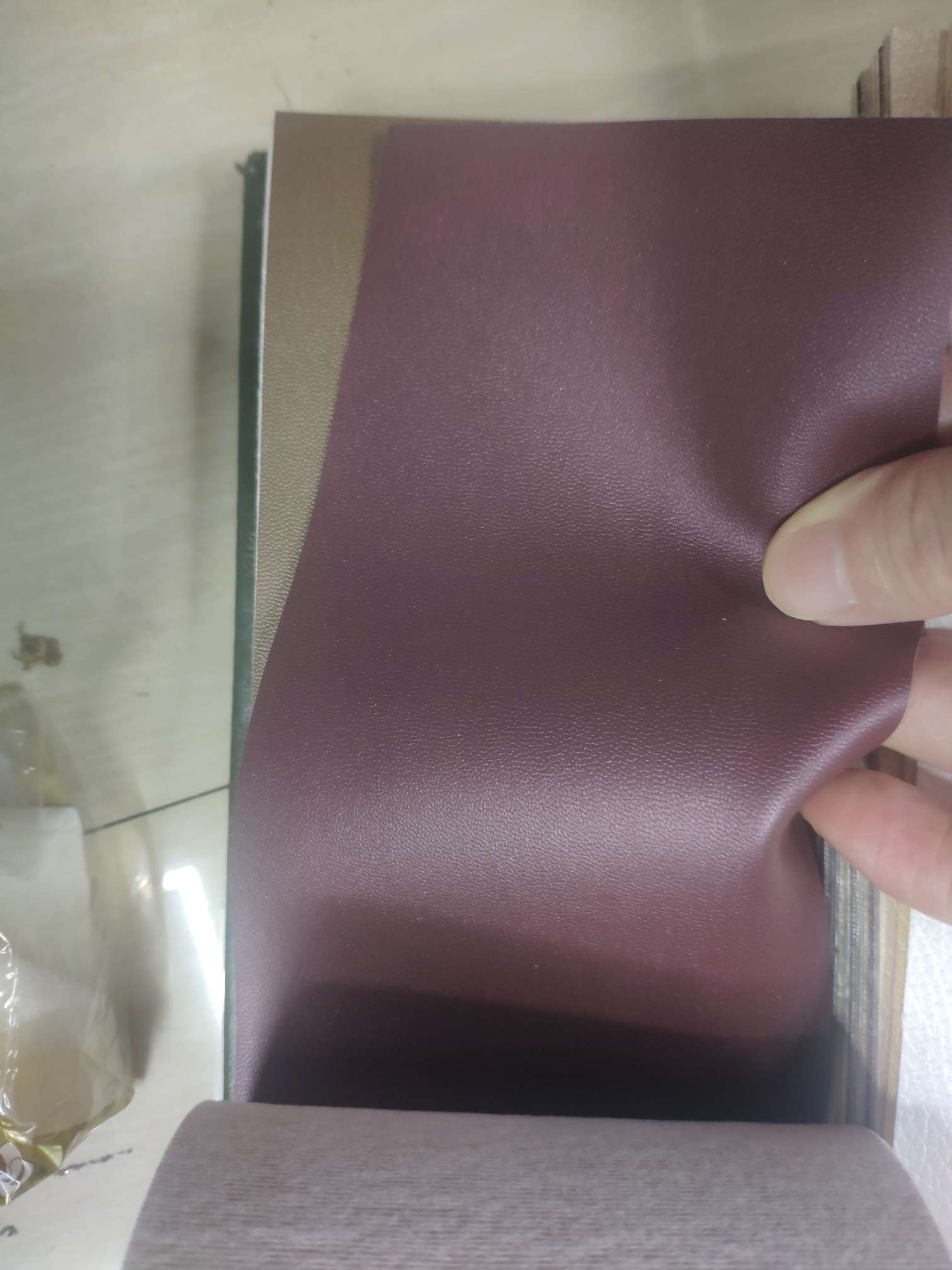 人造革软包硬包移门皮革墙面装饰革面料现货小羊纹1号白底实物图