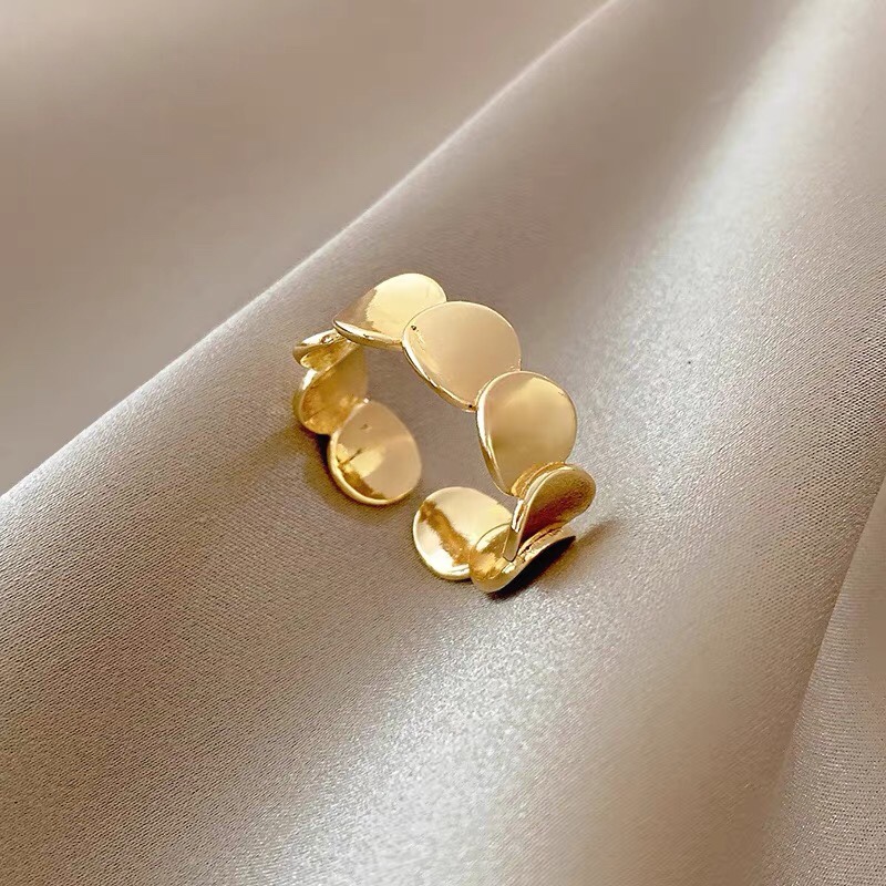 A retro ring from a high-end European and American brand with a metallic circular combination piece