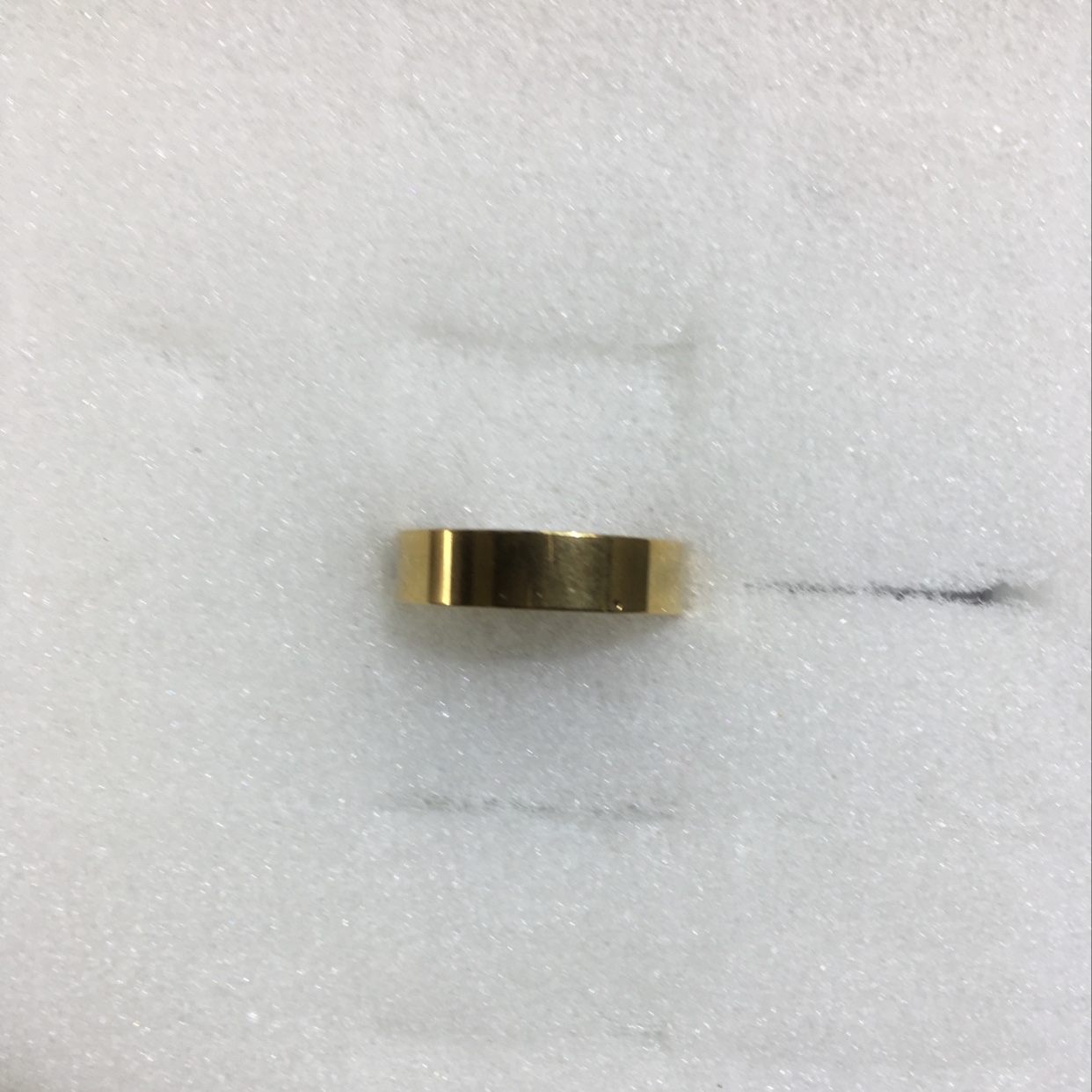 The golden flat smooth plate design style is unique, charming, fashionable, trendy, versatile, slimming and clean accessory