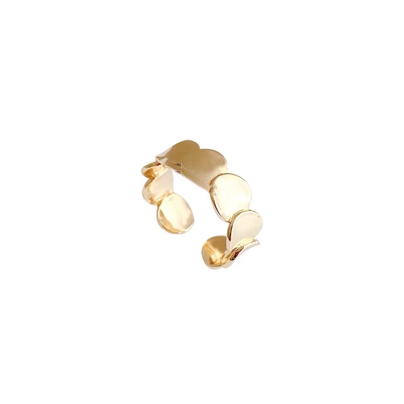 A retro ring from a high-end European and American brand with a metallic circular combination piece Application Scenario