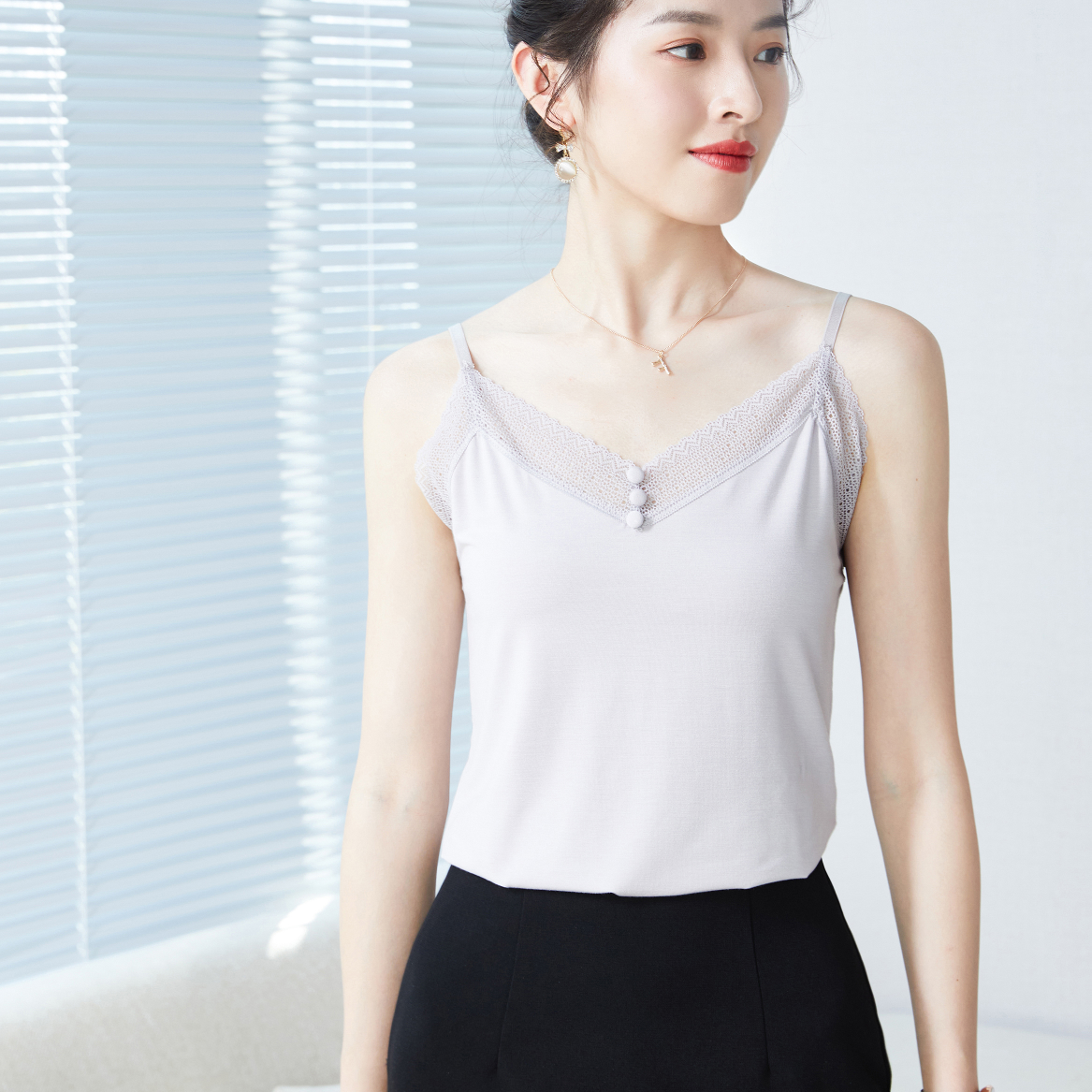 A lace halter top women's summer suit with a large-sized satin design and a unique outerwear, a French top 71