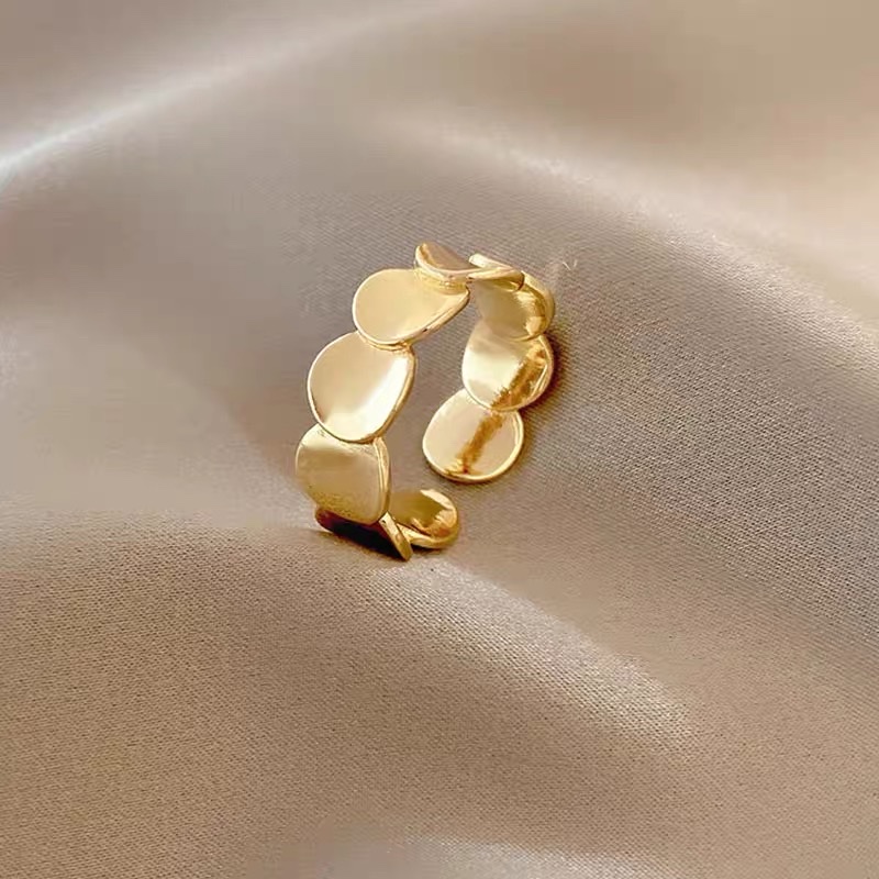 A retro ring from a high-end European and American brand with a metallic circular combination piece Specification image