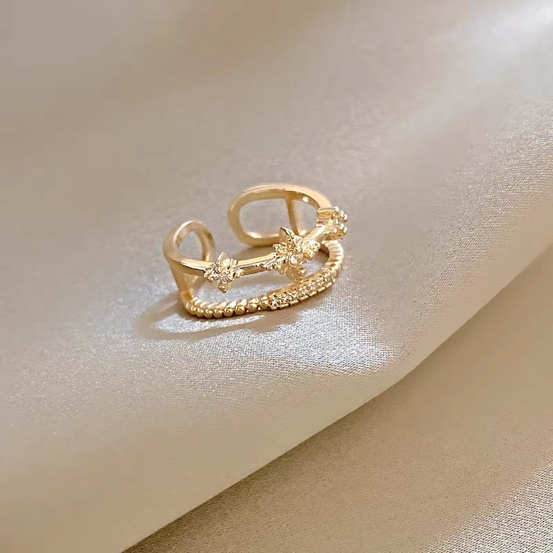 A light luxury and exquisite high-end ring with a double-layer design set with rhinestones and stars Specification image