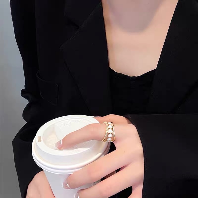 A heartwarming, retro acrylic, fashionable, individual, high-end and niche design ring Application Scenario