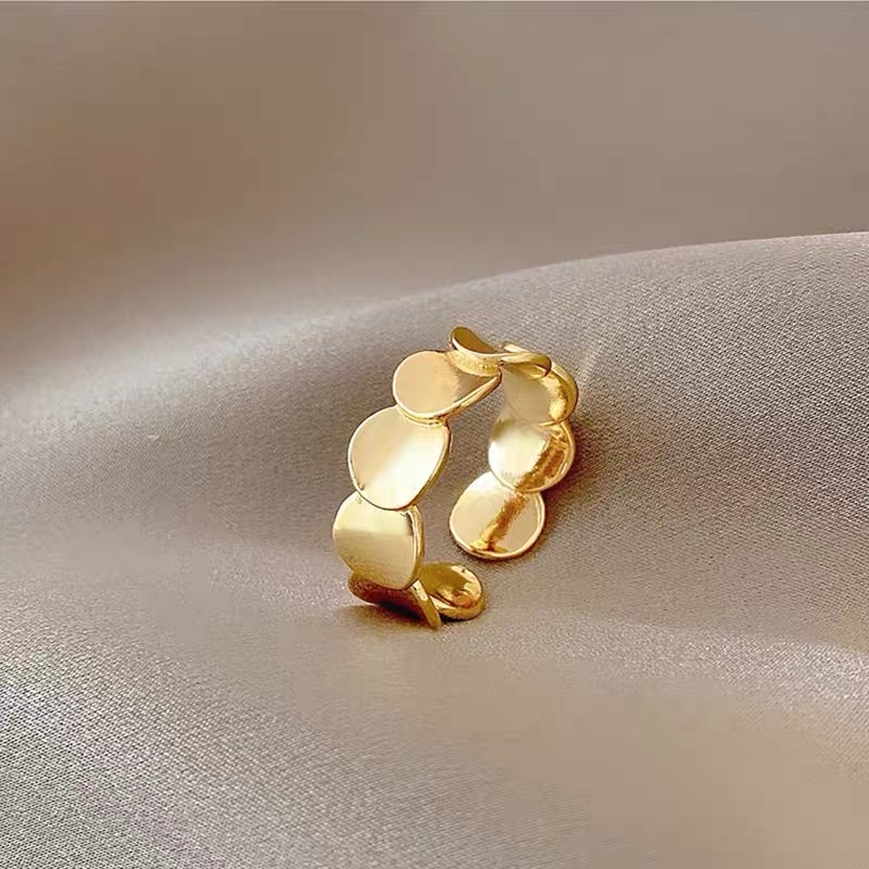 A retro ring from a high-end European and American brand with a metallic circular combination piece details Picture