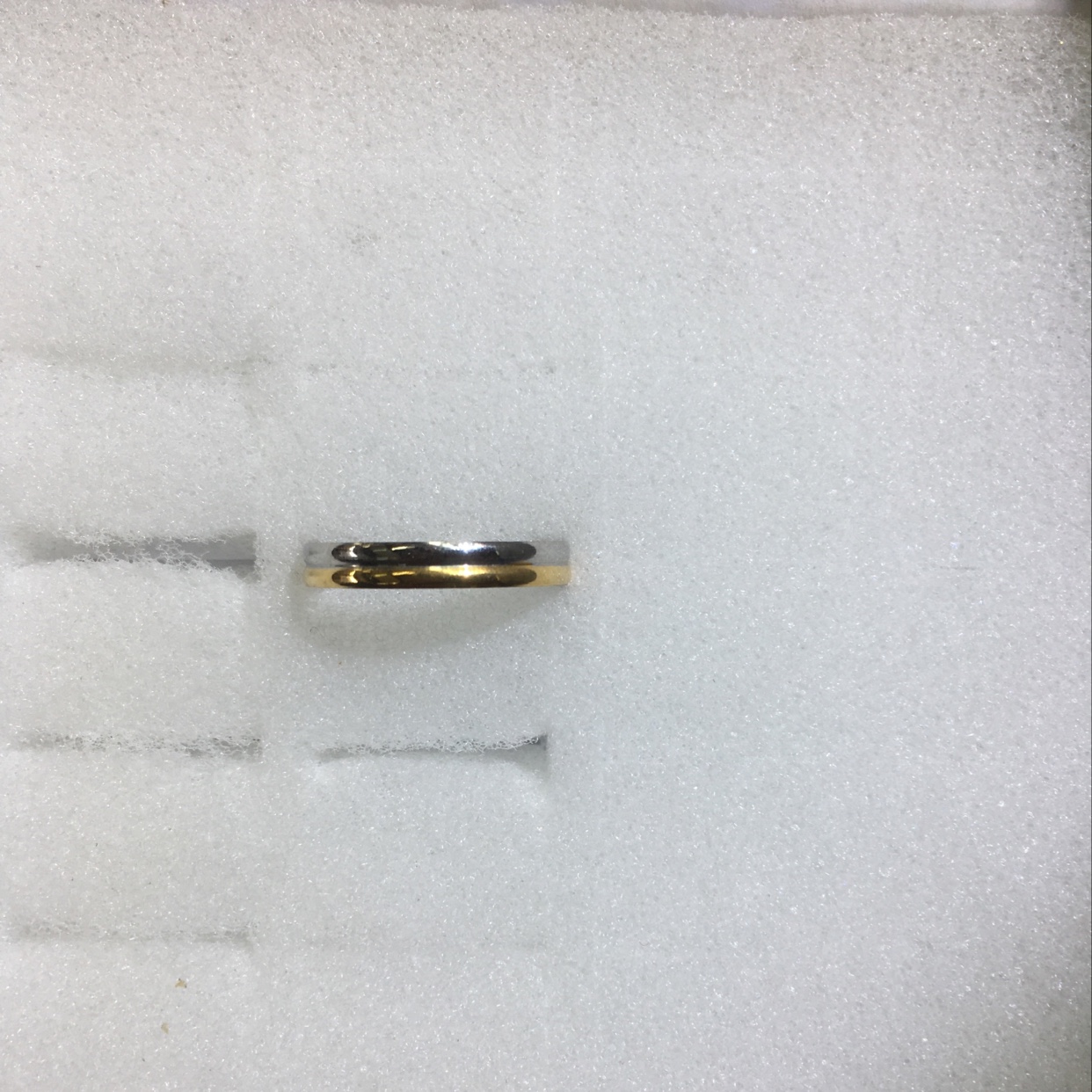 The design style of "half gold and half white" is unique and charming, fashionable and trendy, casual and elegant, versatile and classic