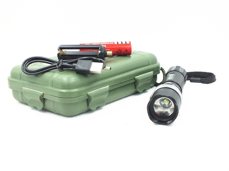 塑料接调焦强光手电 机械变焦 远射充电led手电筒户外家用灯 批发 金属手电白底实物图