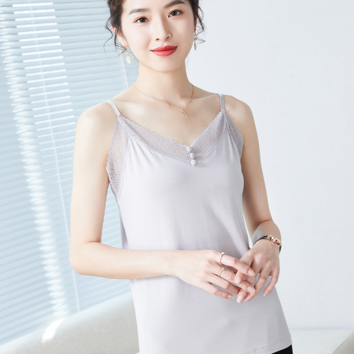 A lace halter top women's summer suit with a large, satin-designed, niche base layer and a French top. 78