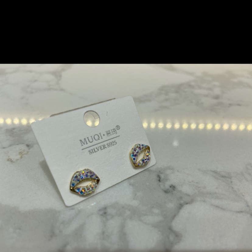 White AB lips details Picture