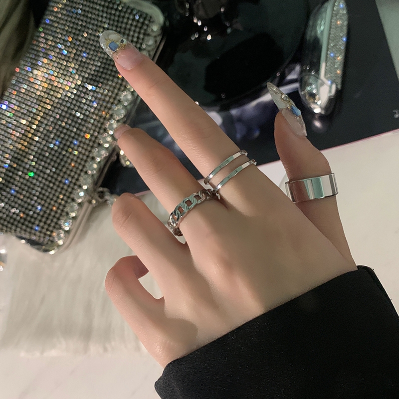 The ring is a niche design for women, with a cool and casual style on Instagram. It exudes a sense of sophistication, fashion and individuality, and does not fade. The ring on the index finger and the tail is cool