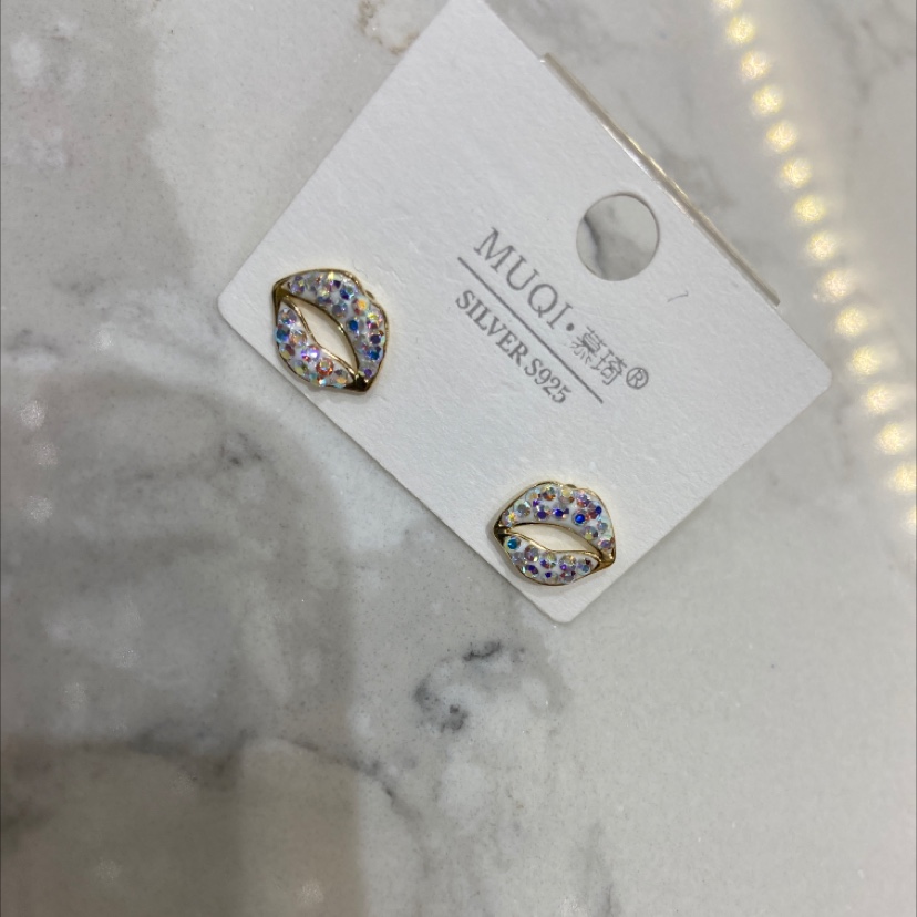 White AB lips Item Picture