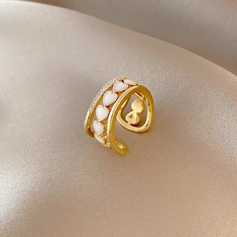 A heartwarming, retro acrylic, fashionable, individual, high-end and niche design ring