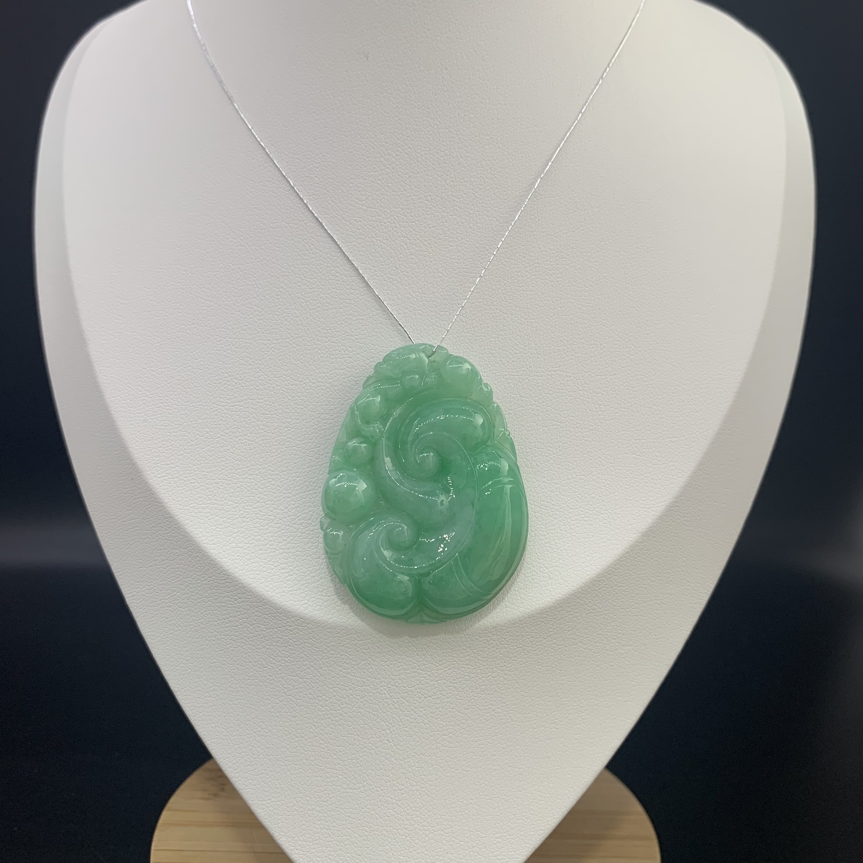Oriental Jade Natural Myanmar Jade A Goods Green Waxy Kind Of Ruyi Pendant Neck Decorated With Jade Jewelry Application Scenario
