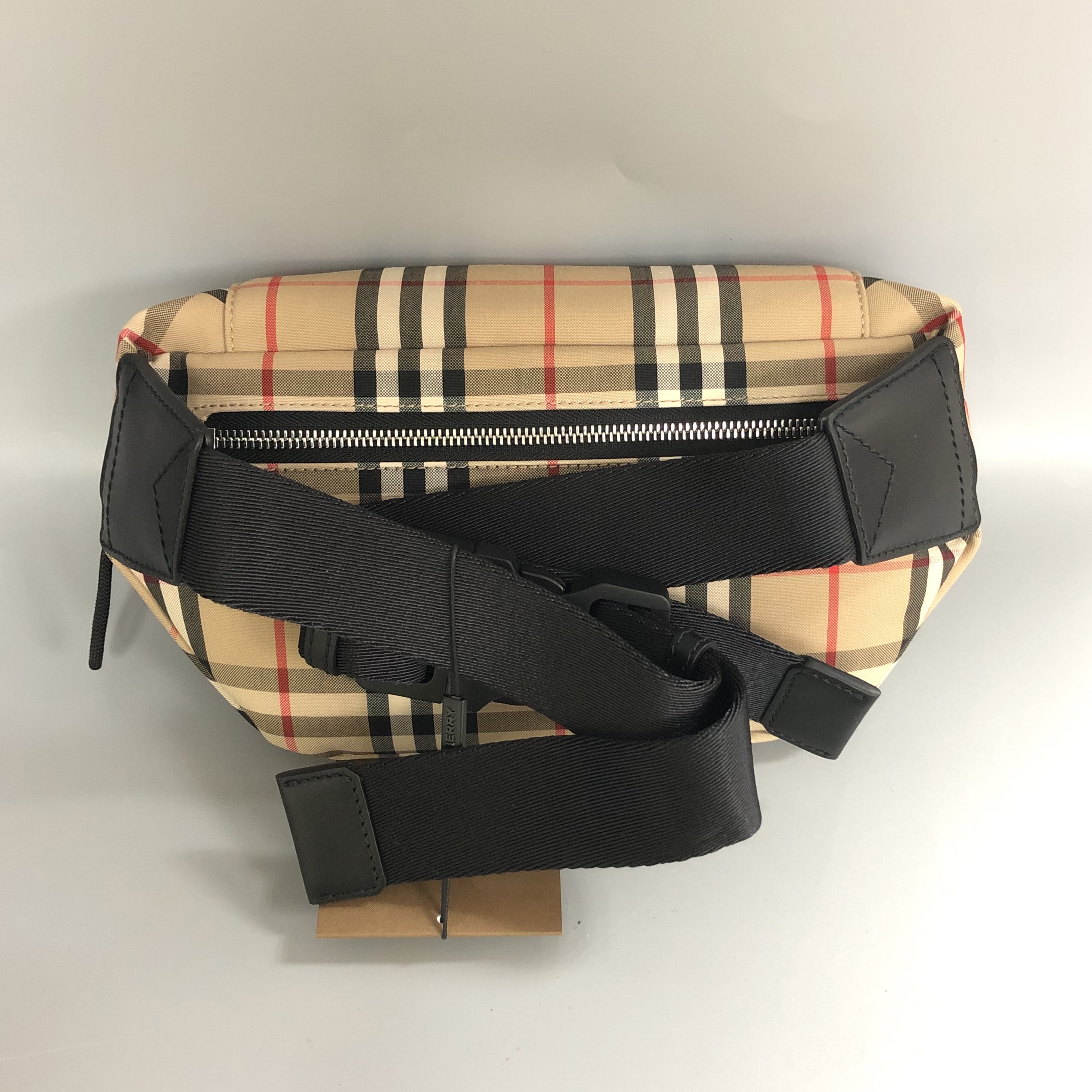 Burberry men's vintage checkered medium-sized waist bag for both men and women: Length: 31cm, width: 7.5cm, height: 16cm Item Picture