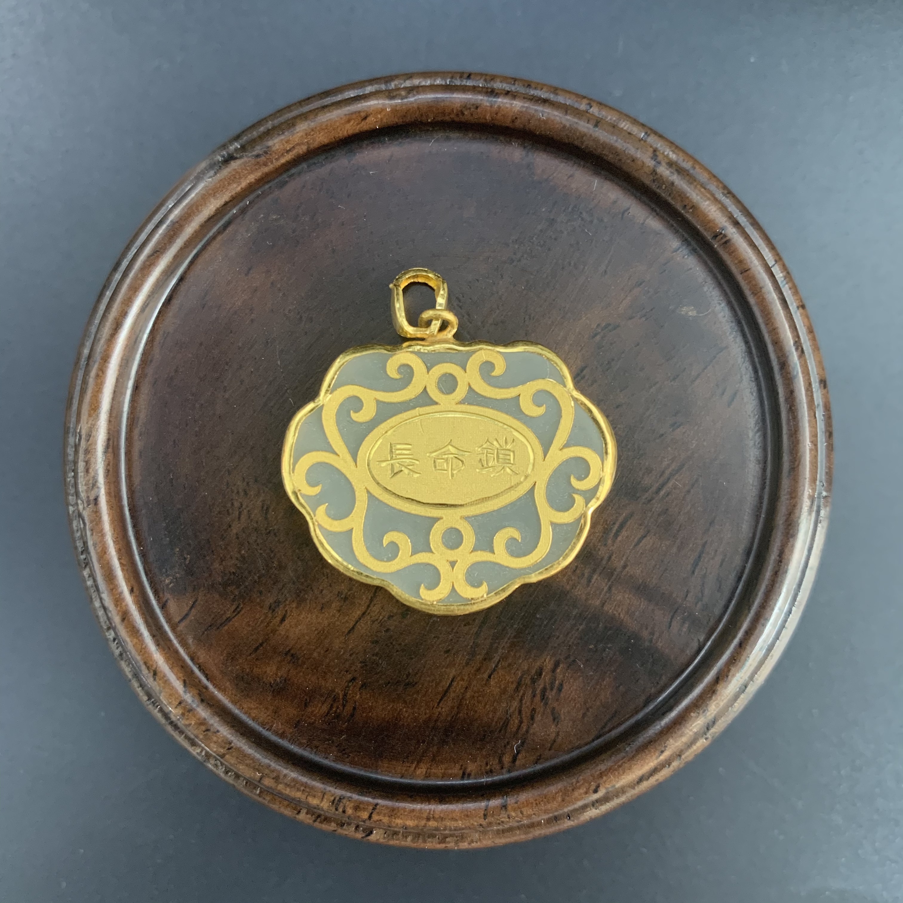 Oriental Jade Natural Gold And Tian Jade Longevity Lock Pendant Neck Decorated With Jade Jewelry Application Scenario