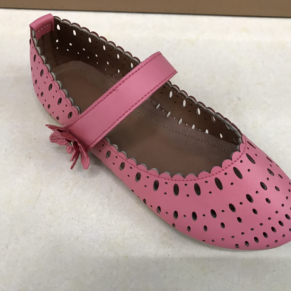 Perforated girls' single shoes