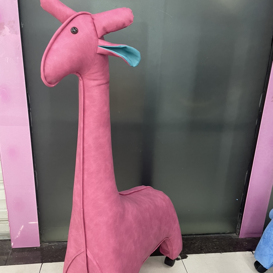 Giraffe seats for 3-12 year olds with universal wheels